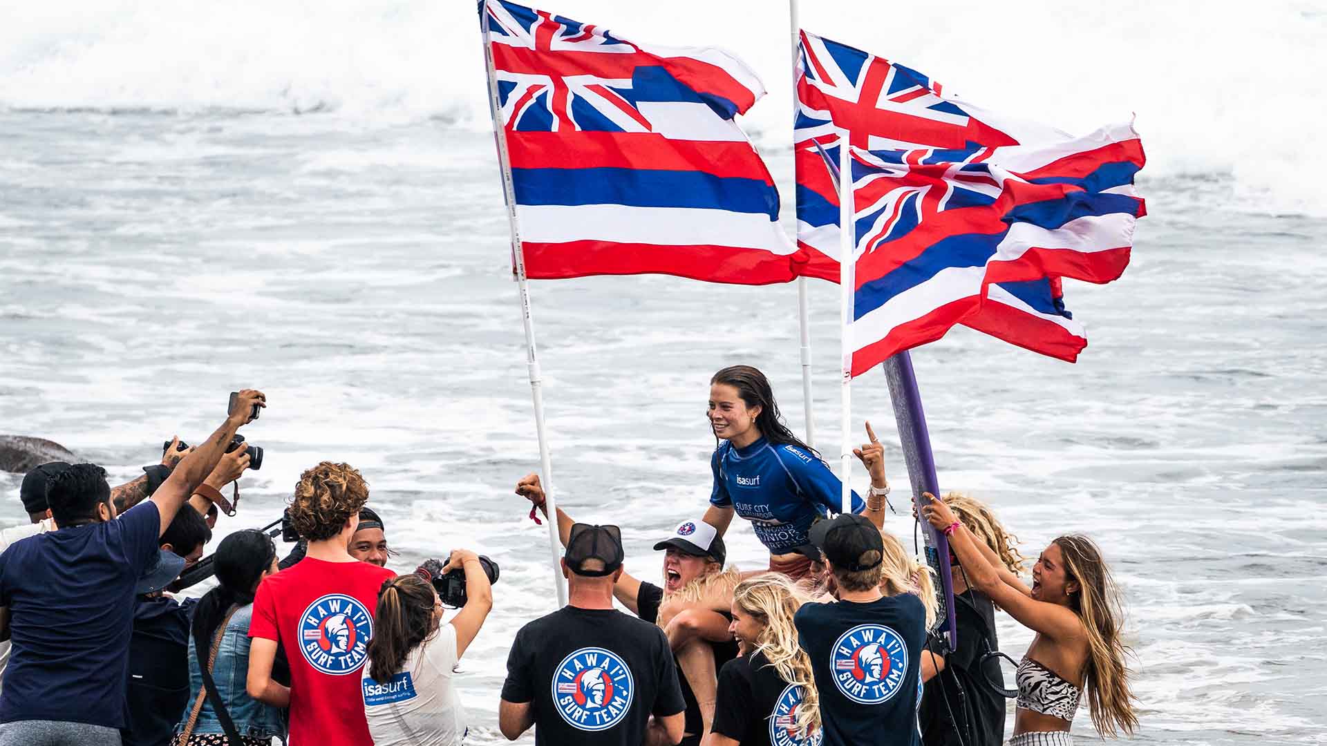 Eweleiula Wong being chaired across the beach by friends after her win