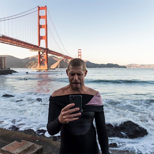 Mick Fanning Mick Fanning sur son téléphone portable