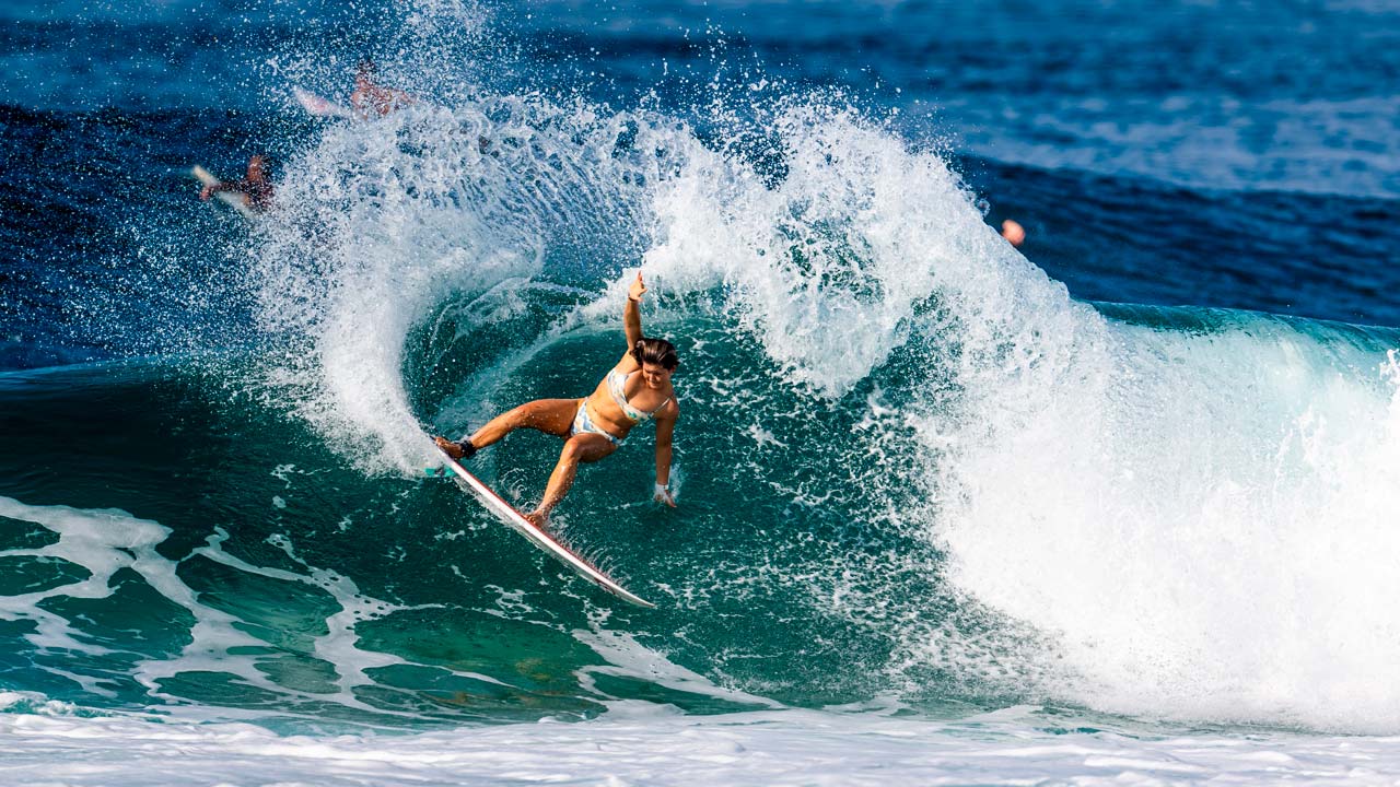 Brisa Hennessy carving it up in Pipeline, Northshore, Hawaii