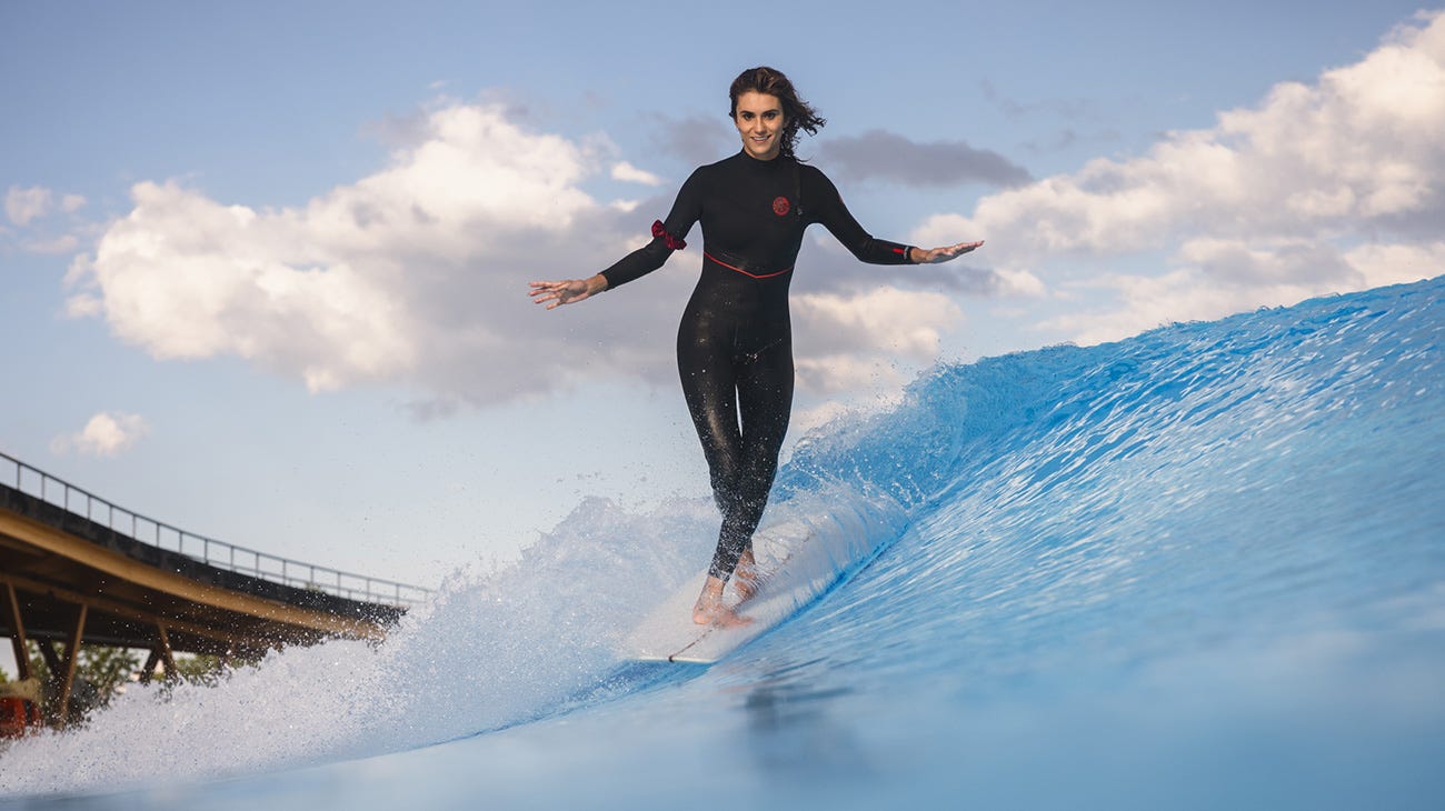 Victoria Vergara surf sur la vague artificielle de Munich Surf Town