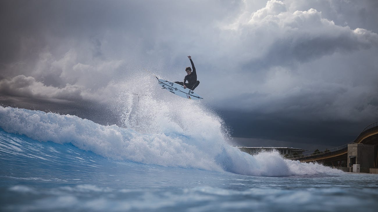 Lukas Skinner dans les airs à Munich Surf Town