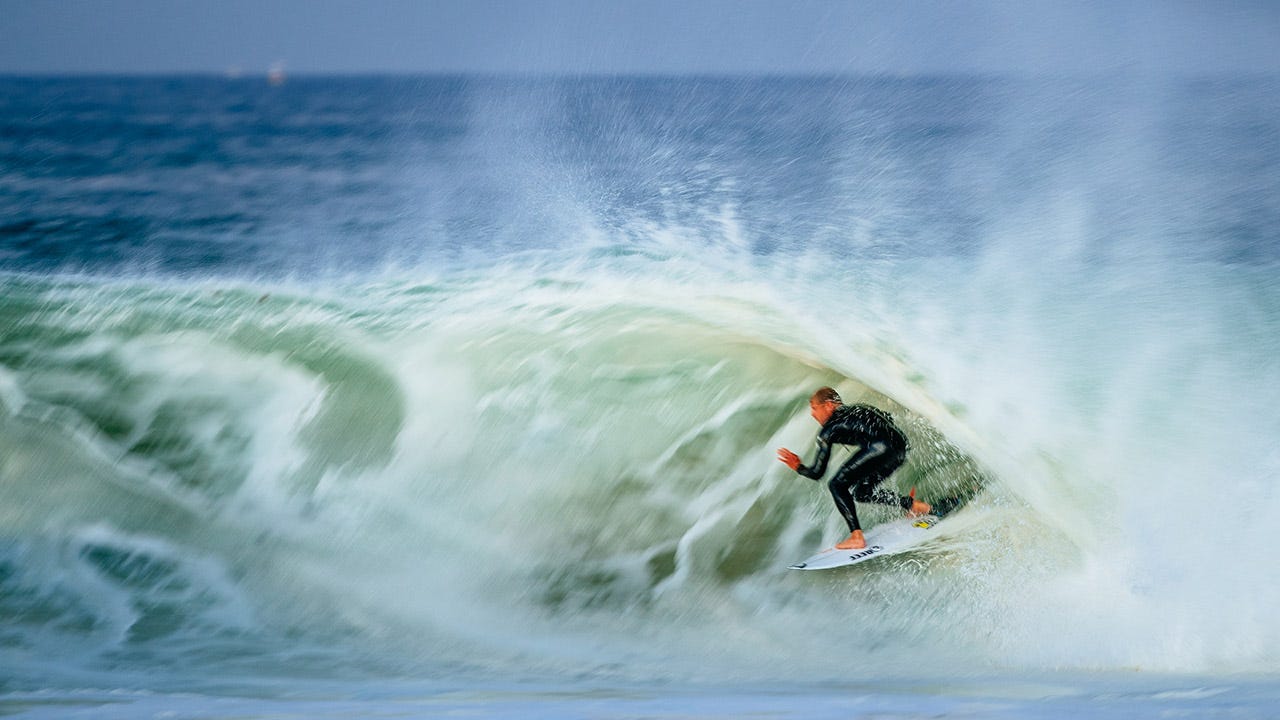 Mick Fanning returns to Portugal