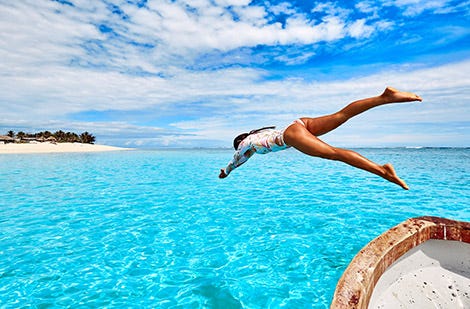Brisa Hennessy diving into the ocean