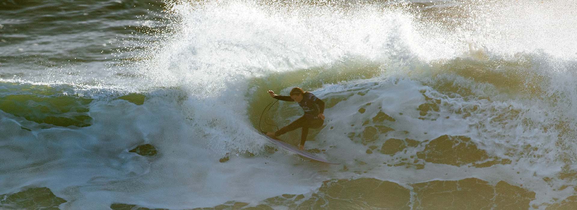 Caitlin Simmers surfing in her winning Portugal Pro heat.