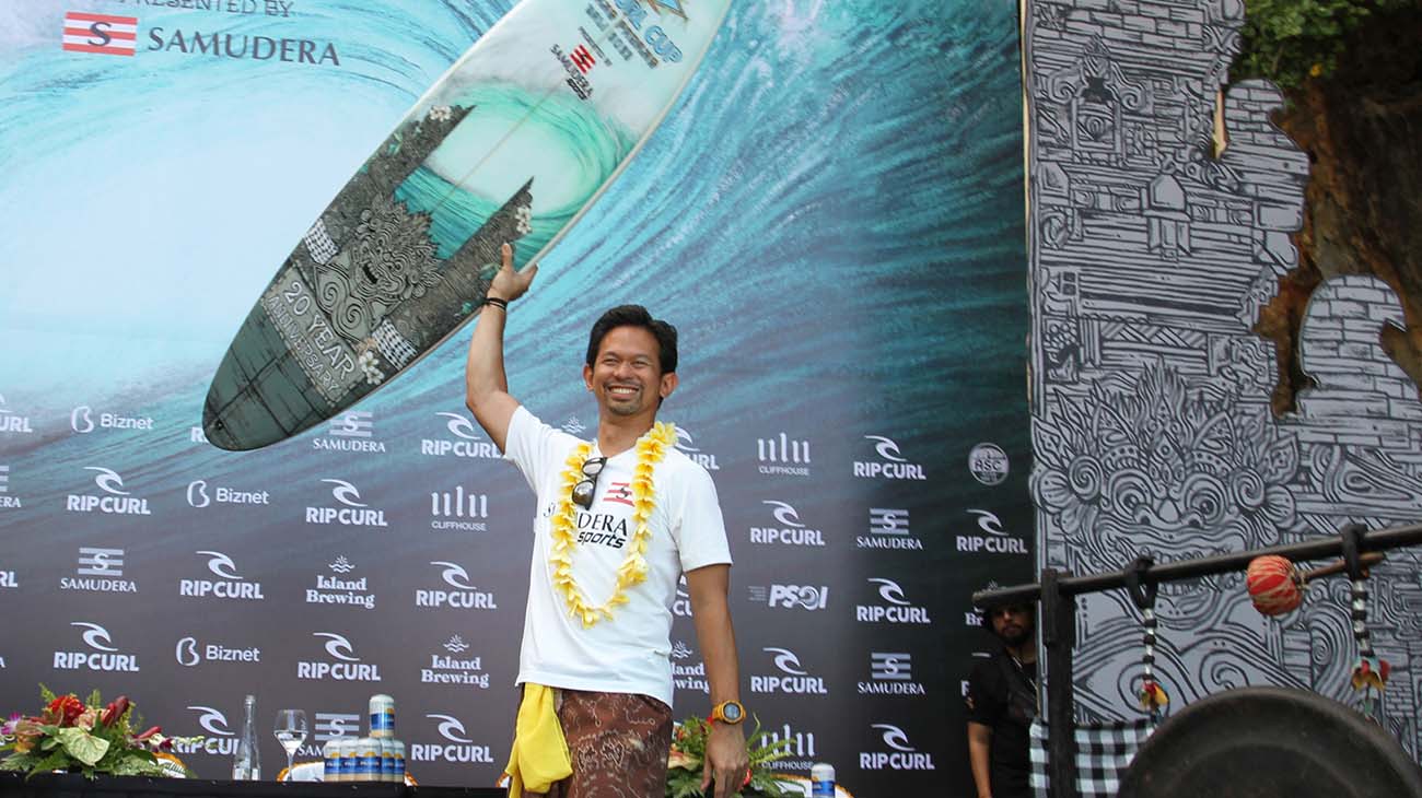 Padang Padang contestant holding up their surfboard