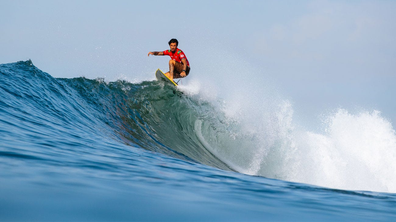 Fillipe Toledo surfing at the El Salvador Pro