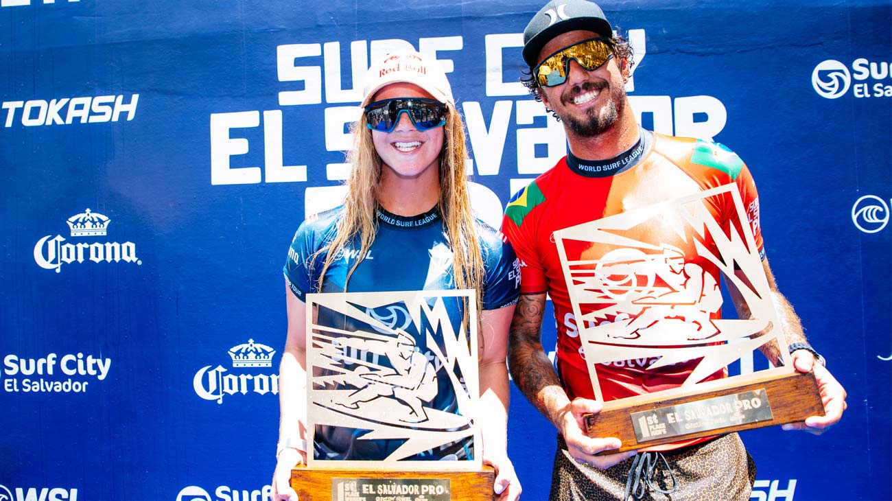 Caroline Marks and Fillipe Toledo with their trophies at the El Salvador Pro