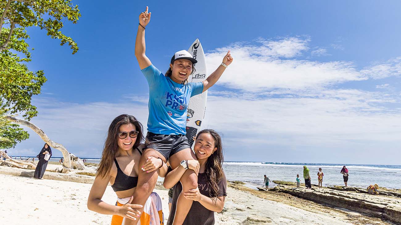 Anon Matsuoka being chair across the beach after her win.