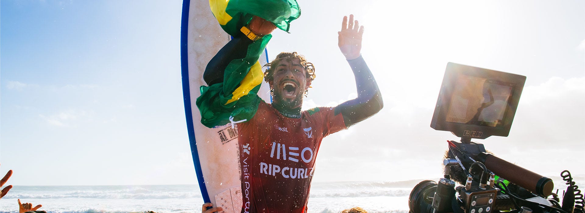 Joao Chianca being chaired up the beach by friends. 