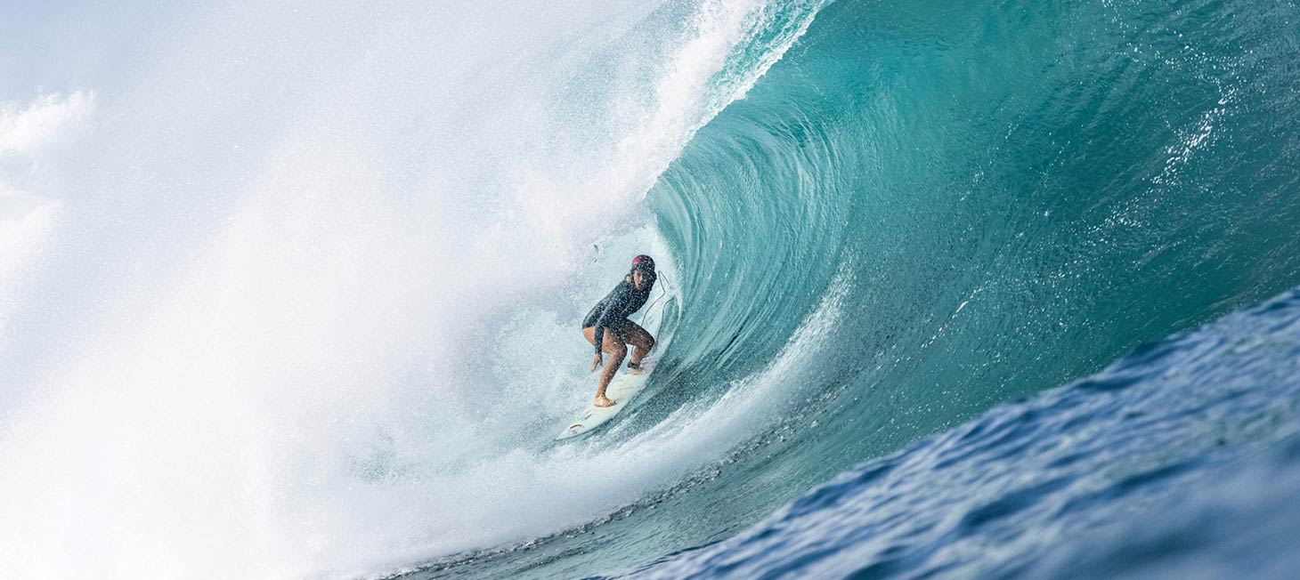Bethany Hamilton getting barrelled by a wave. Image links to video of Bethany Hamilton training supergrom Erin Brooks